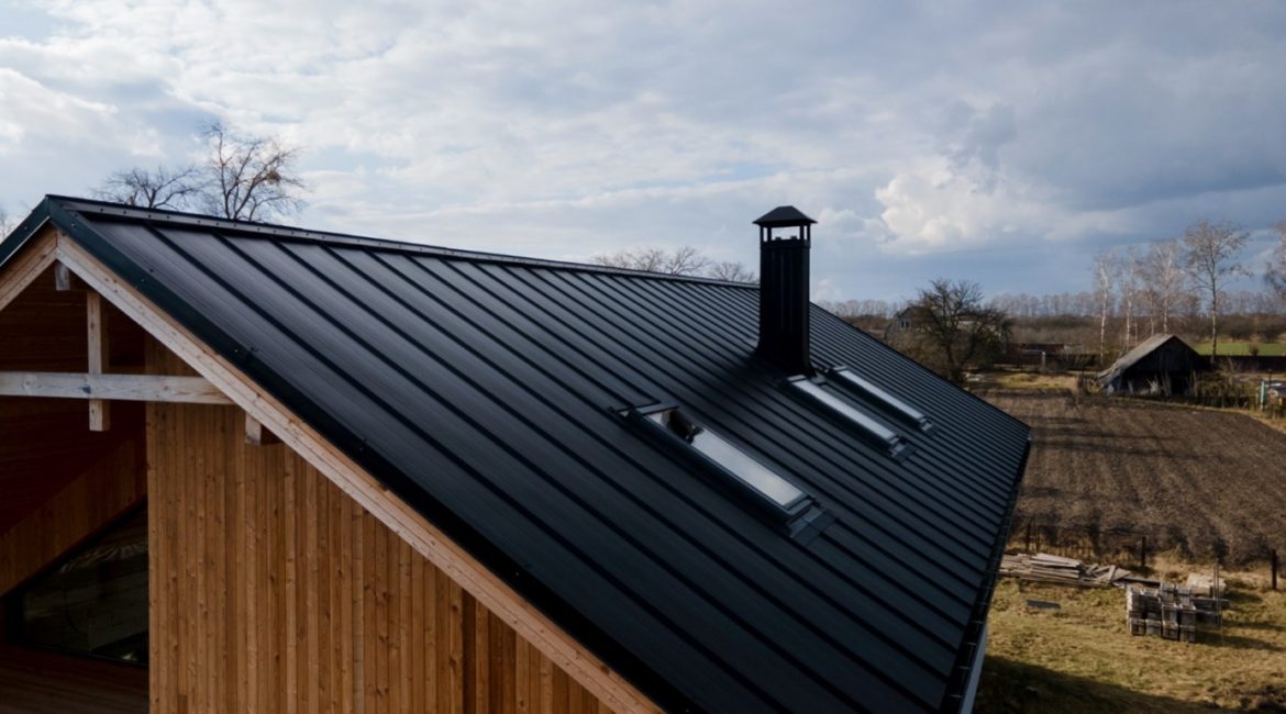 nově namontovaná plechová střecha