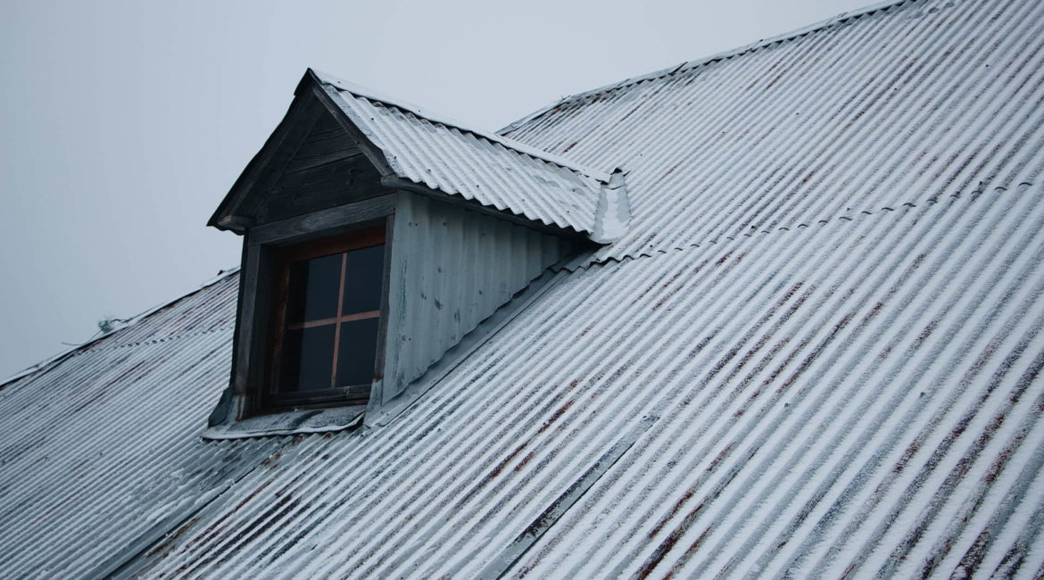 Plechová střecha v zimě