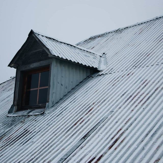 Jak na výměnu plechové střešní krytiny během zimy?